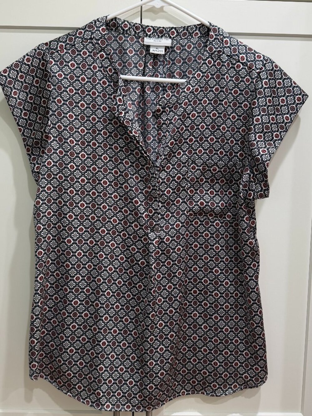Liz Claiborne Women’s Top Petite PL Blue & Red design, Never Worn